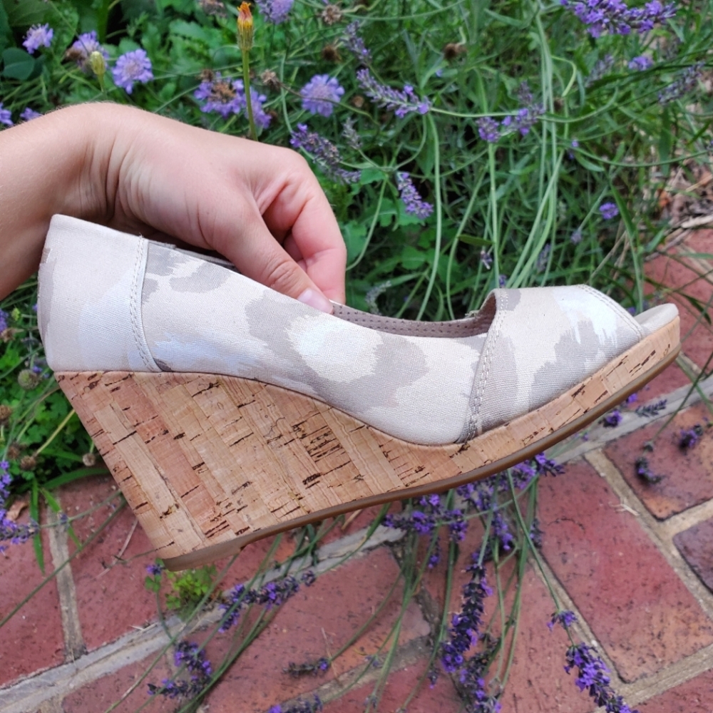 Toms Natural/Watercolor Floral Stella Wedge, size 8